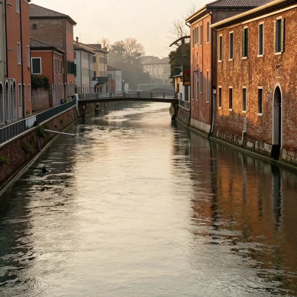 Canale dei Navigli a Milano Sud al tramonto, con facciate in mattoni e acqua calma dopo la pioggia.
